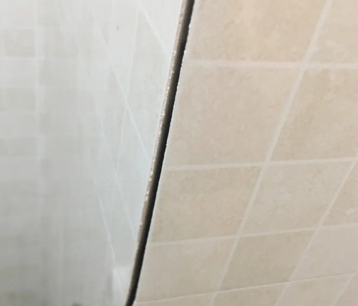 明山瓷砖空鼓维修公司分享阳台瓷砖脱落的修复过程可以分为以下几个步骤