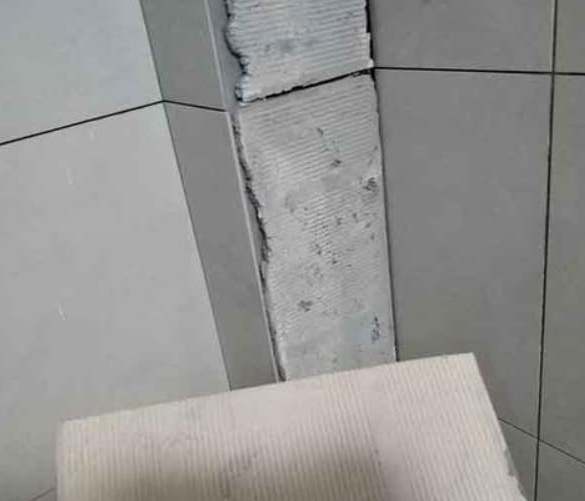 明山瓷砖空鼓维修公司分享下厨房瓷砖脱落的补救措施。